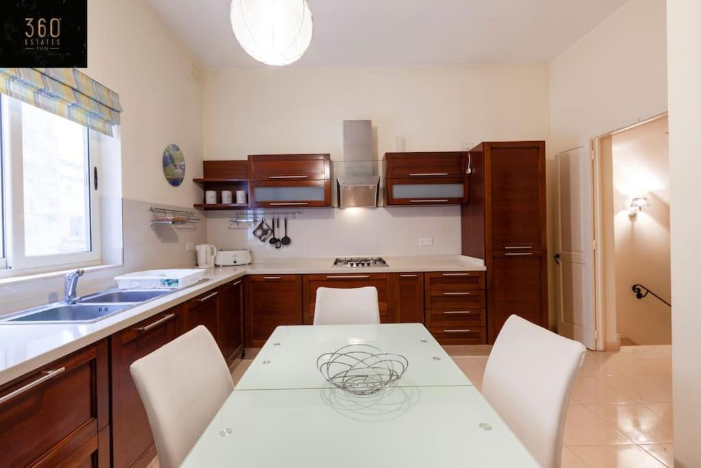 Beautiful, Typical Maltese 4Br Home With Roof Top By 360 Estates Sliema Exterior foto